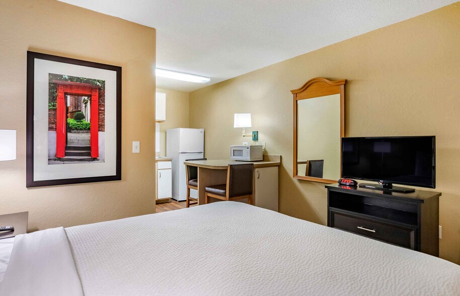 Building Photo - Furnished Studio-Tampa - North Airport