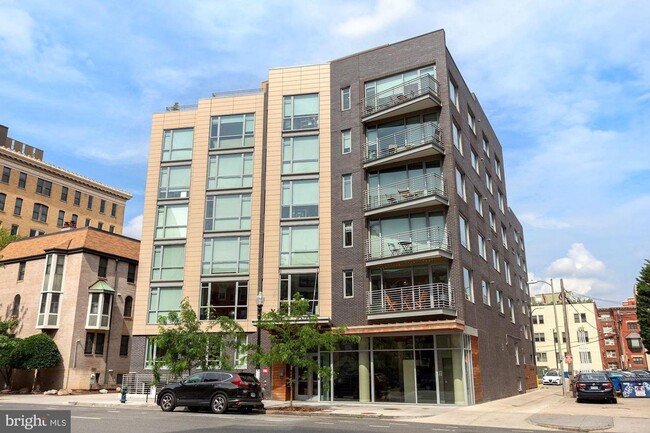 Building Photo - Practically new 1bd/1ba steps to Logan Cir...