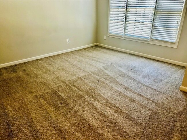 Building Photo - 306 Knelston Oak Dr NE