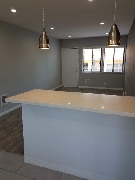 Building Photo - 1068 W 12th St