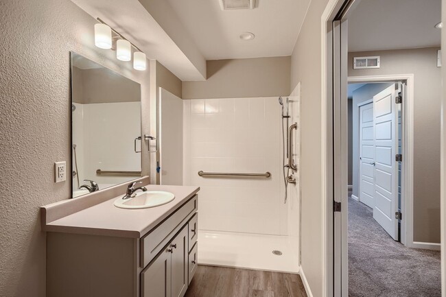 Building Photo - Accessible Townhome near Edgewater!