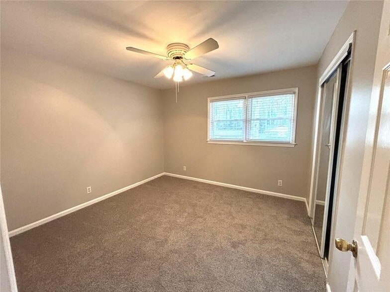 Building Photo - 558 Dorsey Cir SW