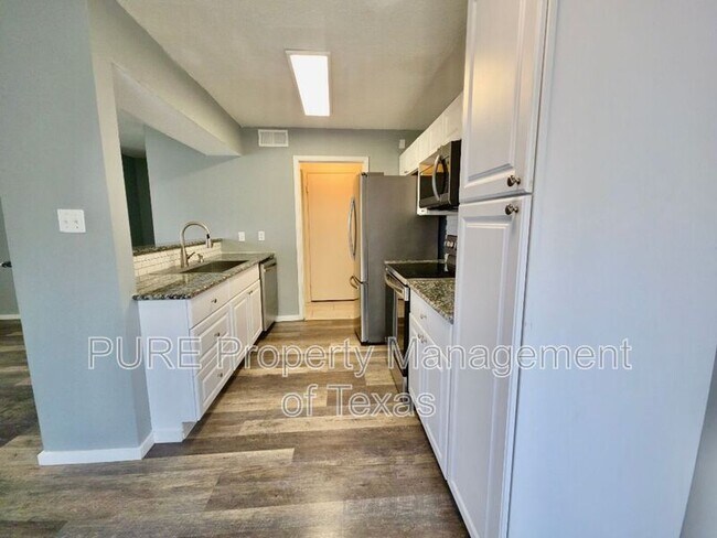 Building Photo - 5808 Wellington Dr