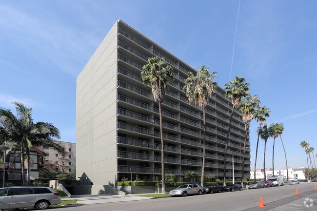 Primary Photo - 615 Manhattan