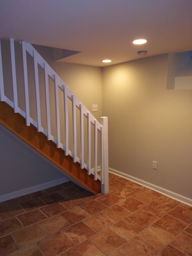 Building Photo - 733 Carpenter St