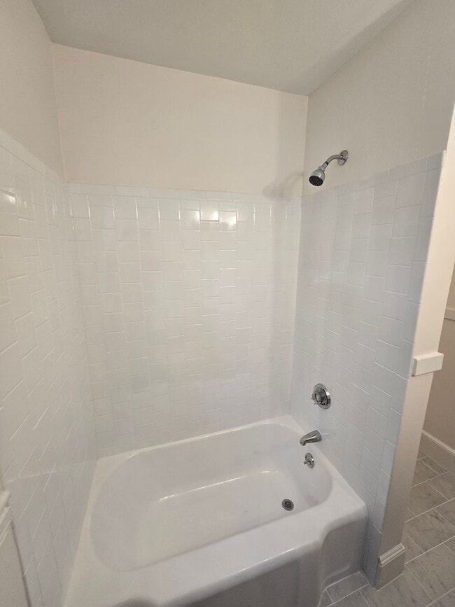 Building Photo - Live in this NEWLY updated 1 bed / 1 bath ...