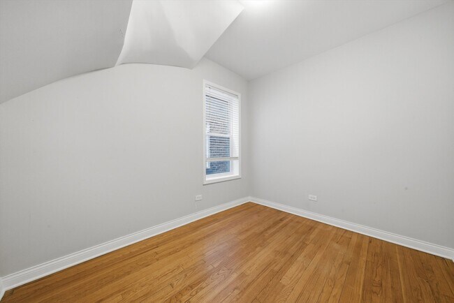 Building Photo - 5039 W Cullom Ave