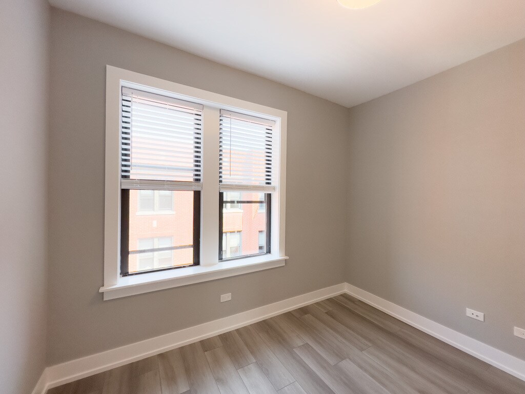 Building Photo - 3942 N Janssen Ave