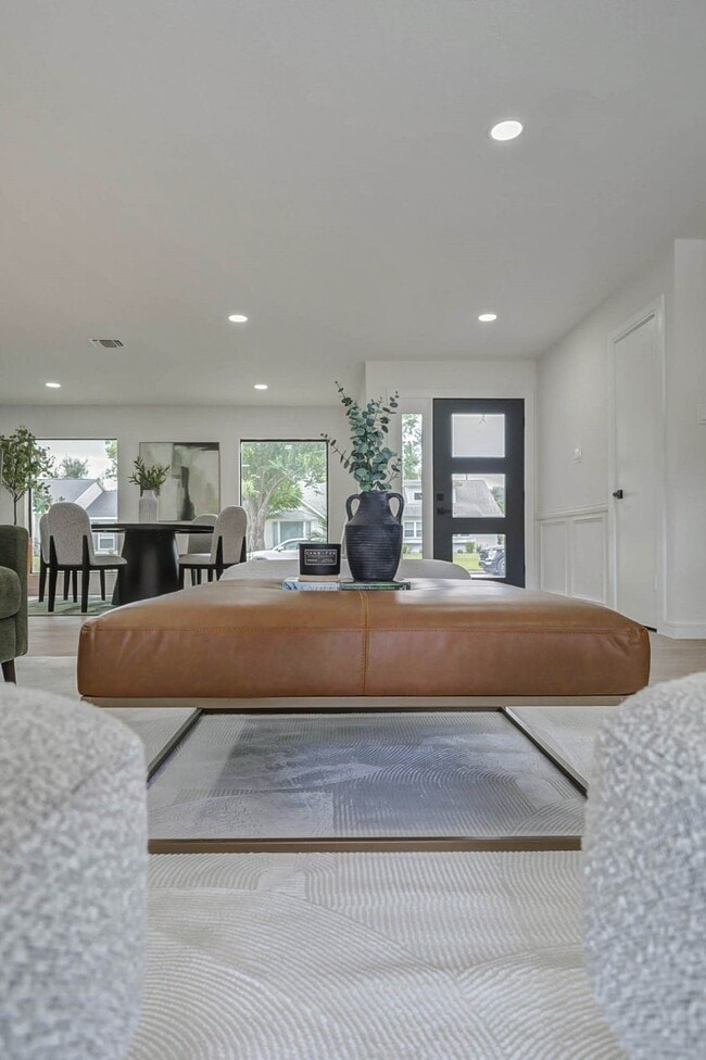 Building Photo - 9923 Emnora Ln