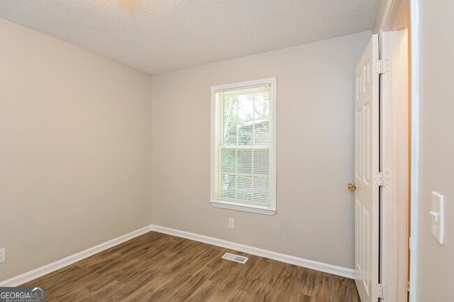 Building Photo - 10 Summit St