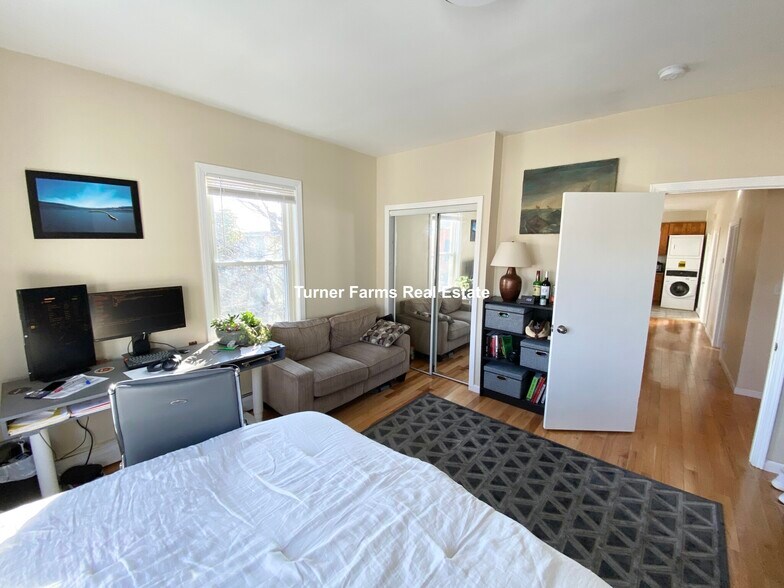 Primary Photo - 5 Bickford Ave