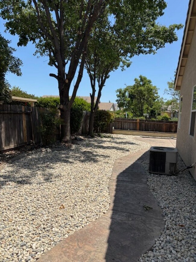 Building Photo - Single Story Home in Roseville on a Corner...