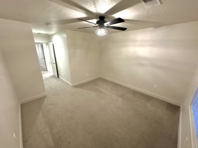 Building Photo - “St. George, Aspen Estates: 5 spacious beds, 2.5 baths, and a stunning 2,852 sq ft of beautifully...