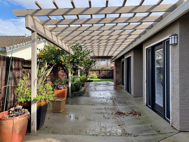 Building Photo - Single Story Home in Hollister