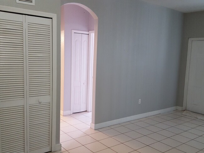 Building Photo - 1663 SE 27th Dr