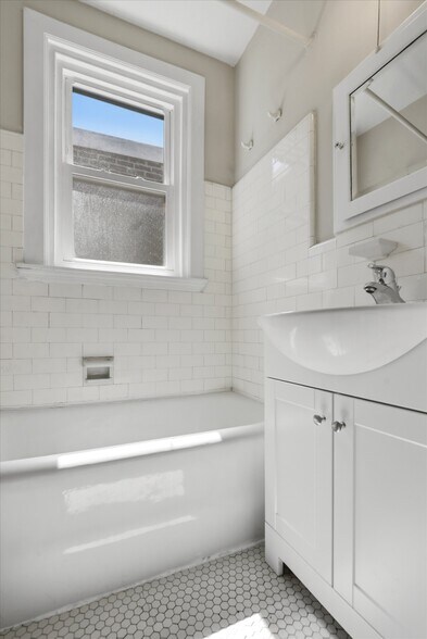 Building Photo - 4 Gay St