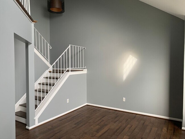 Building Photo - Gorgeous 3 BR/2 Full BA & 2 Half BA Waterf...