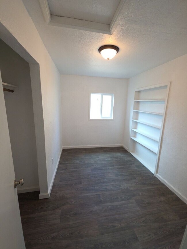 Building Photo - 13451 Lakeshore Dr