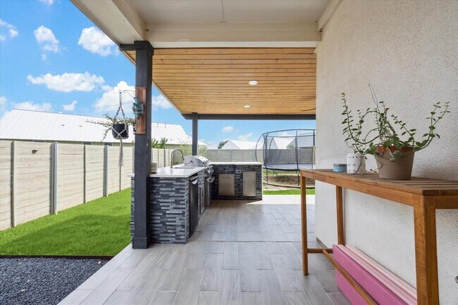 Building Photo - 700 Legends Ln