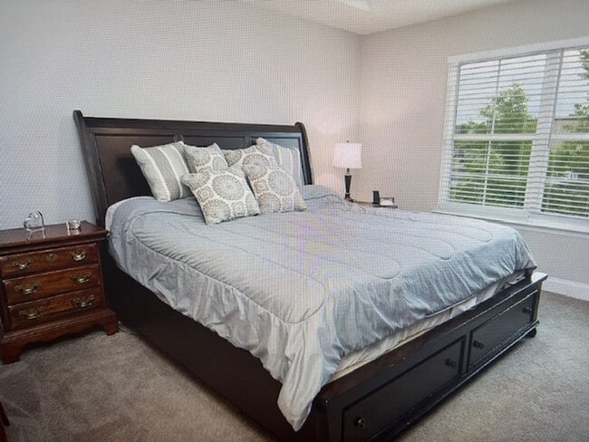 Building Photo - BEAUTIFUL TOWNHOME