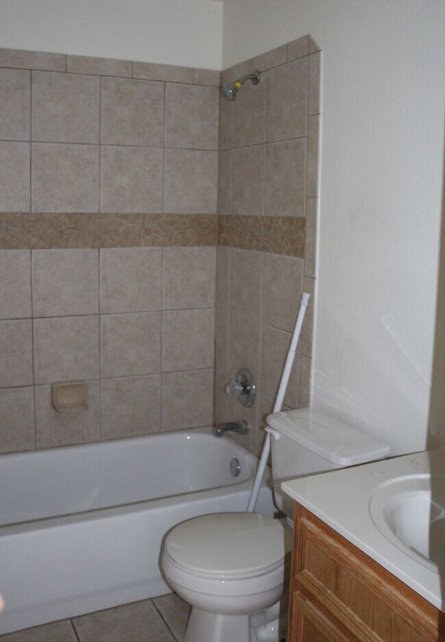 Building Photo - 1402 Chips Dr