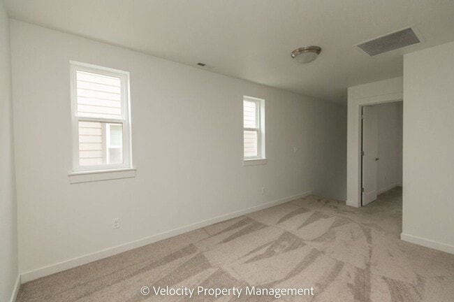 Building Photo - 3 Bedroom Townhome close to Hospital!