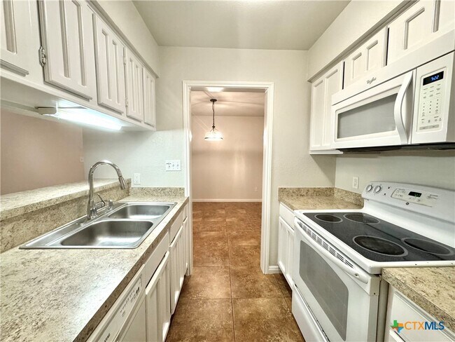 Building Photo - 1202 Thorpe Ln