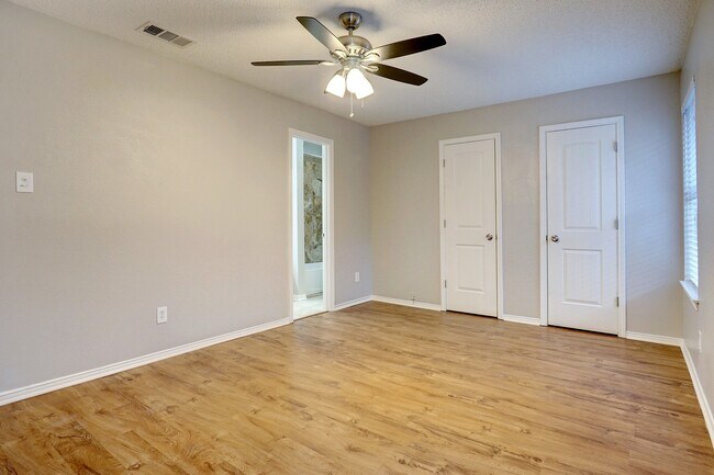 Building Photo - Super Nice 3-2-2 Brick Home!