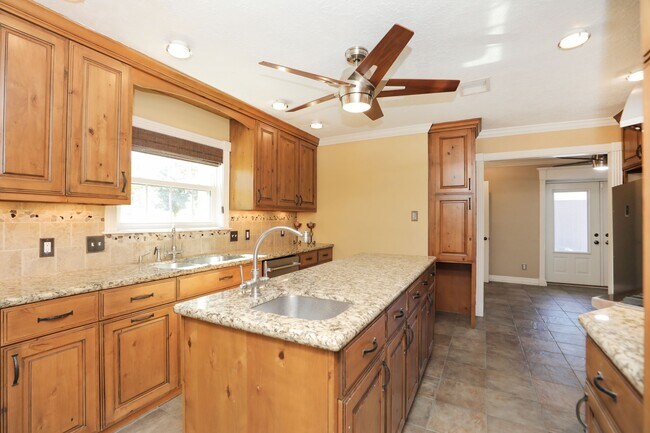 Building Photo - 722 Crossroads Dr