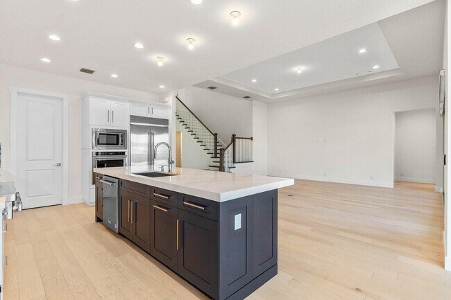 Building Photo - 9237 Crestview Cir