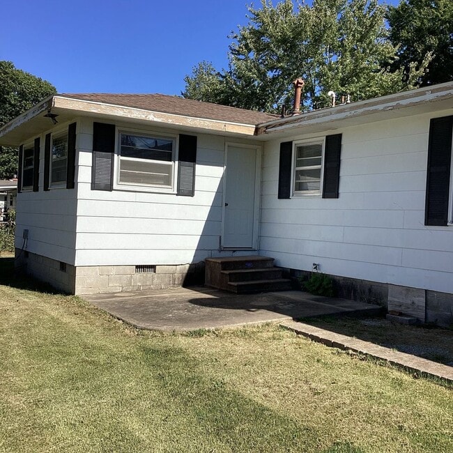 Building Photo - COMING SOON: CUTE 3 BEDROOM / 1 BATHROOM HOUSE IN LAMAR MO!! WITH CAR GARAGE!