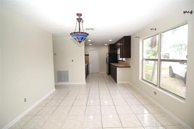 Building Photo - 3910 SW 61st Ave