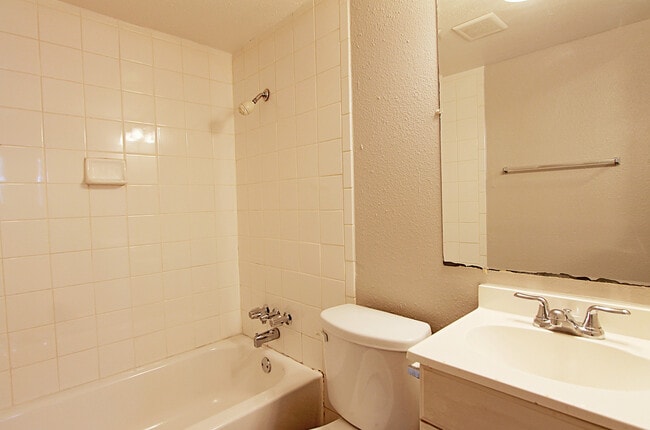 Building Photo - Recently Remodeled Studio Apartment In Hot East Austin!