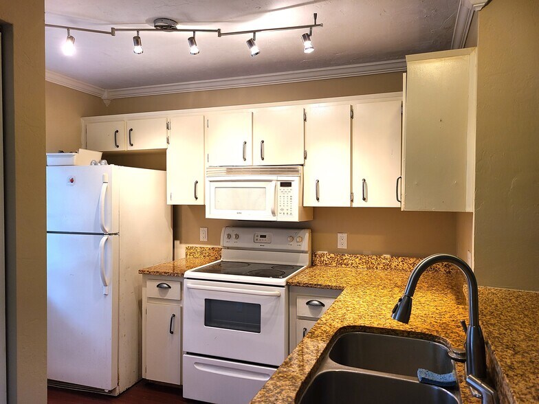 Building Photo - 6124 SW 8th Pl