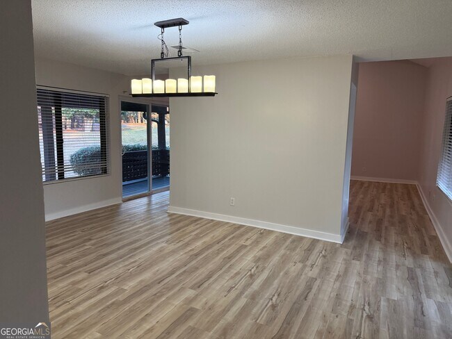 Building Photo - 20 Fairway Ln