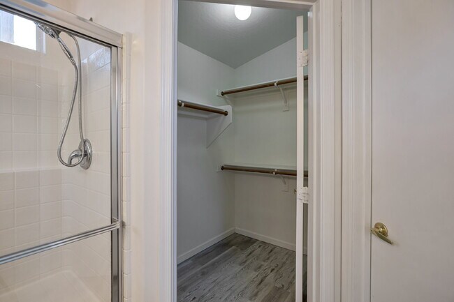 Building Photo - Very  nice quiet location near the 51 and ...