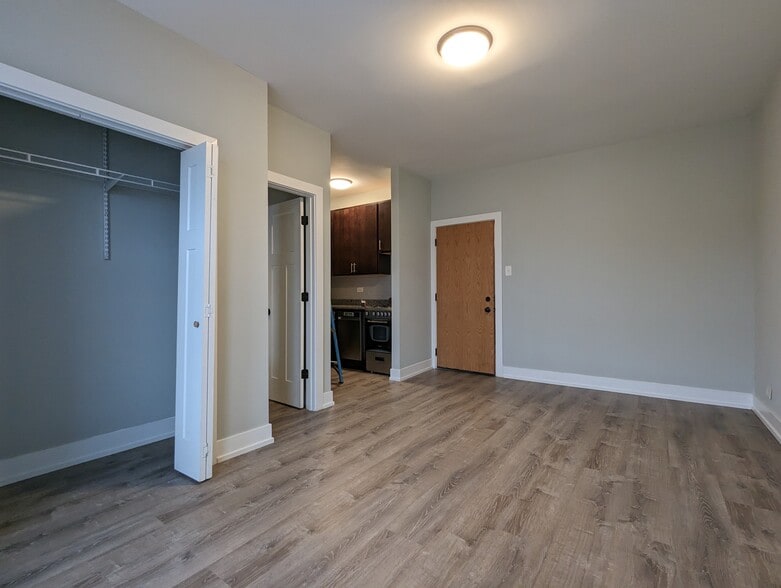 Building Photo - 4857 N Damen Ave