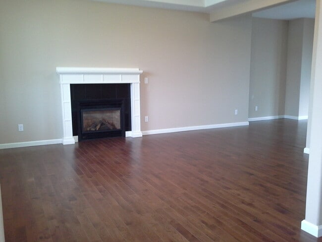 Building Photo - Conveniently Located and Comfortably Sized!