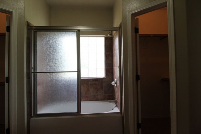 Building Photo - designed for comfort : 3 Bedroom 2 Bath