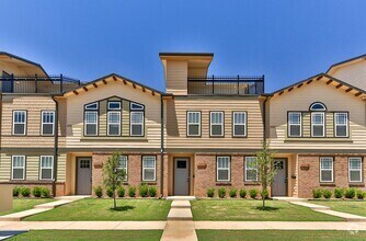 Building Photo - 3 Bed/ 3Bath townhome with Roof top Deck!