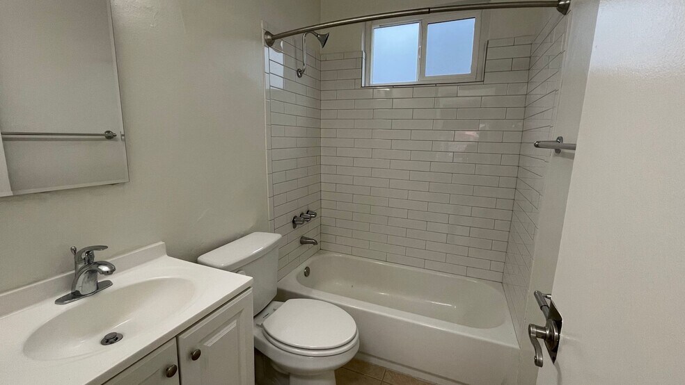 Building Photo - 5255 Blakeslee Ave