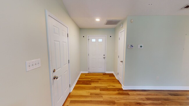 Building Photo - $300 OFF First Month's Rent! 3 Bedroom Ran...