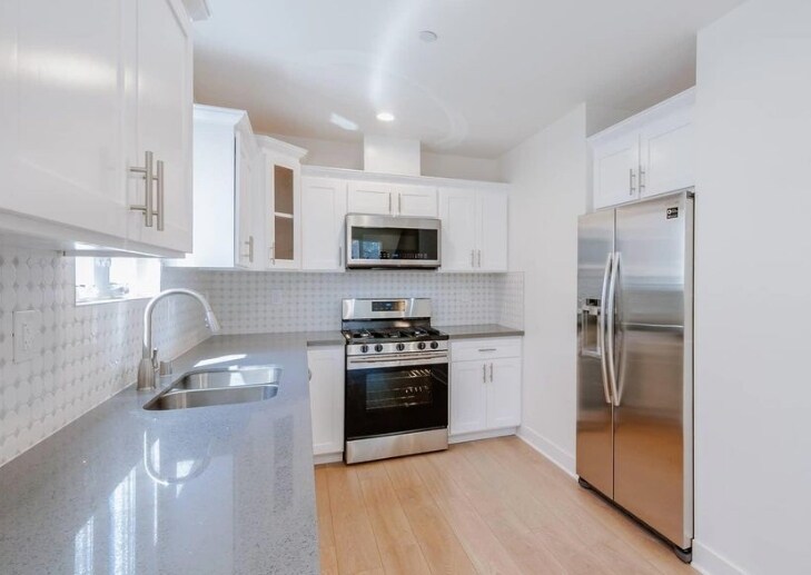 Building Photo - 429 1/2 Heliotrope Dr