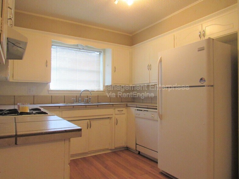 Building Photo - 637 Redstone Ave