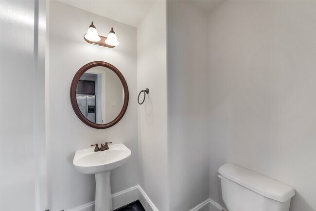 Building Photo - 1335 Studer St