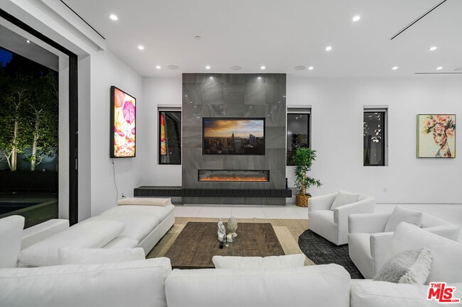 Building Photo - 4458 Mammoth Ave