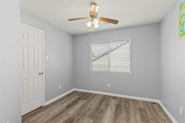 Building Photo - 4427 Village View Dr