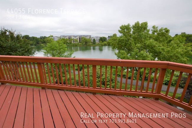 Building Photo - Lake View 3 Bedroom Townhouse for Rent in ...