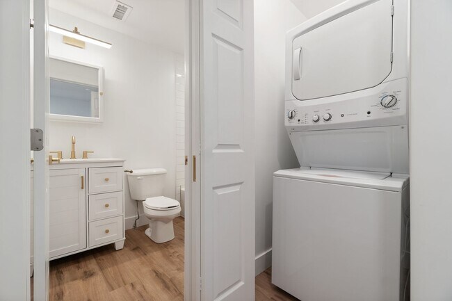 Building Photo - Beautifully renovated 4 bed, 2.5 bath, loc...