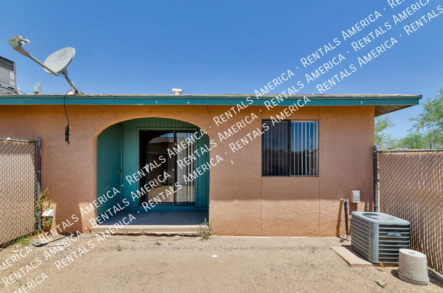 Building Photo - 1366 N Riverview Blvd